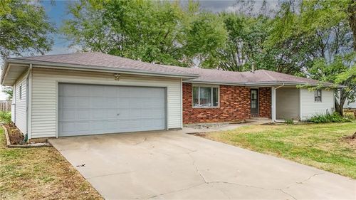 49 Lakeshore Dr, Garnett, KS, 66032-1735 | Card Image