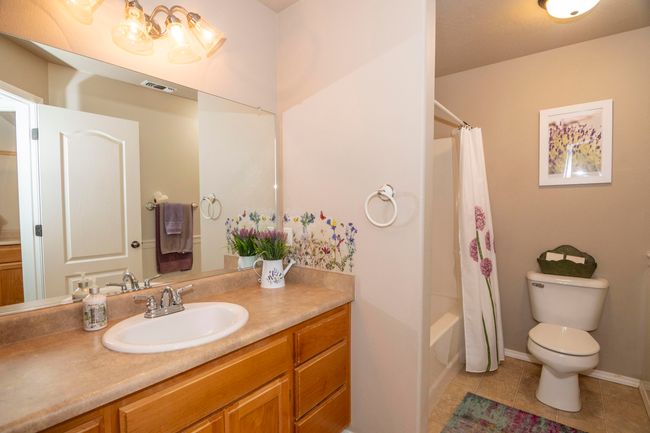 Upstairs bath | Image 18