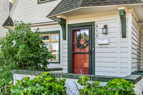 910 Benjamin Ave, Grand Rapids, MI, 49506-3221 | Card Image