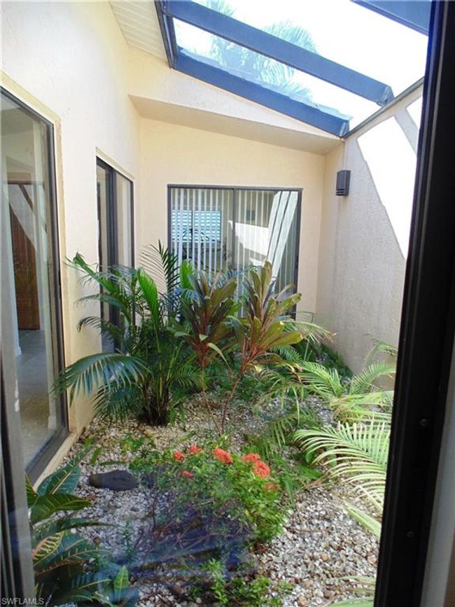 Atrium at the entry of the house | Image 13