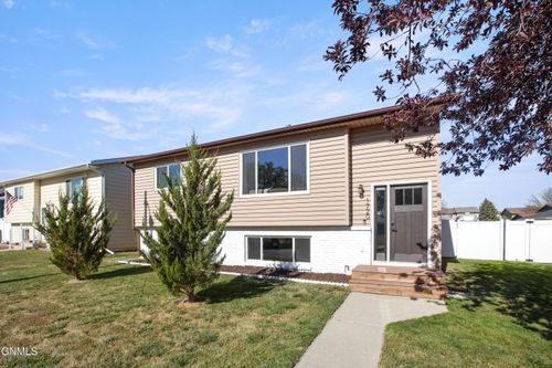 1720 29th St W, Williston, ND, 58801-2312 | Card Image