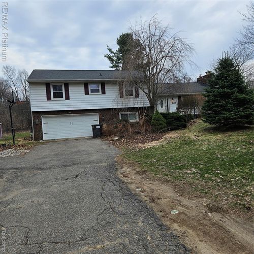 203 S Burkhart Rd, Howell, MI, 48843-9620 | Card Image