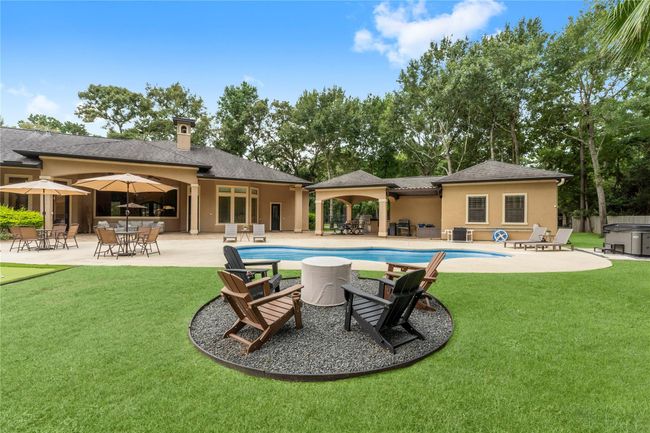 An additional vantage point showcasing the outdoor living area. | Image 9