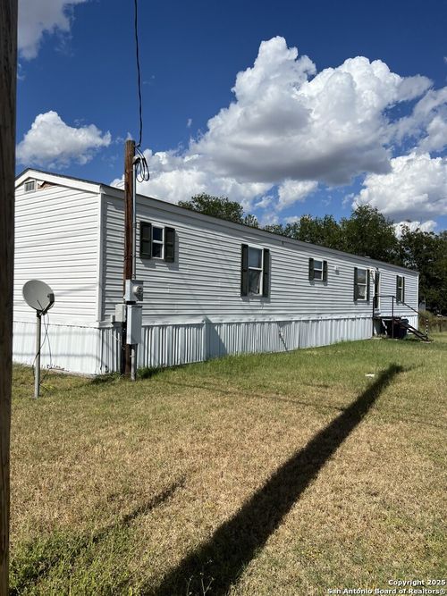 123 S Chapman St, Pleasanton, TX, 78064-4142 | Card Image