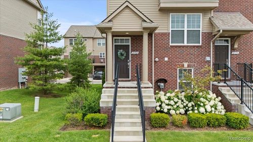 2582 Helmsdale Cir, Rochester, MI, 48307-4295 | Card Image