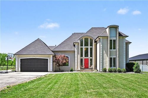 9330 Valley Garden Dr, Kansas City, MO, 64139-1528 | Card Image