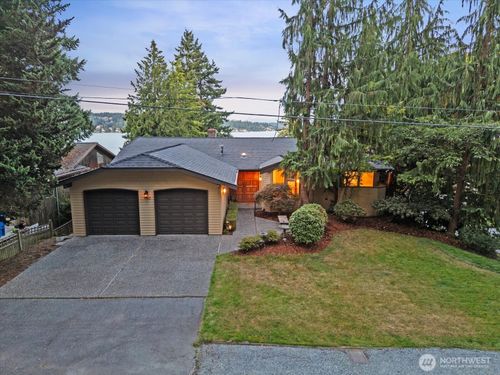 9742 49th Ave Ne, Seattle, WA, 98115-2630 | Card Image