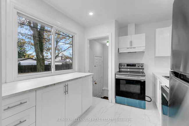 991 Parkview Ave, House other with 5 bedrooms, 2 bathrooms and 2 parking in Windsor ON | Image 8