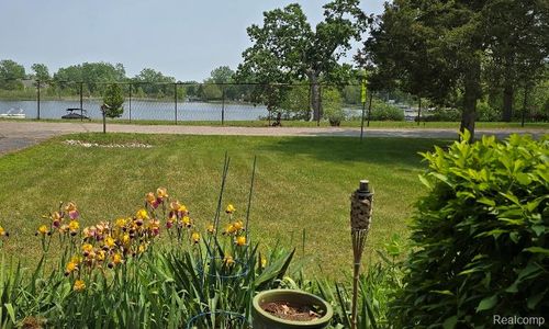 184 Crescent Rd, Waterford, MI, 48327-2715 | Card Image