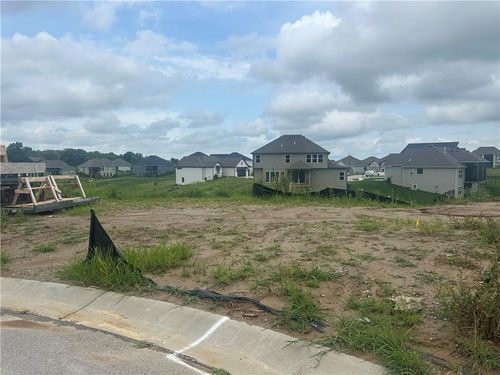 7070 Yulich Ct, Parkville, MO, 64152-1194 | Card Image