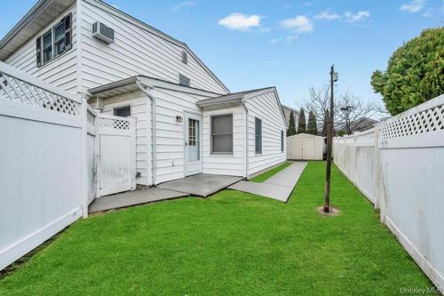 33 Pond Ln, Levittown, NY, 11756-1146 | Card Image