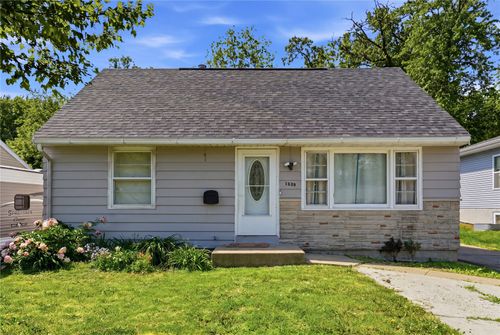 1529 E Ave Nw, Cedar Rapids, IA, 52405-3735 | Card Image