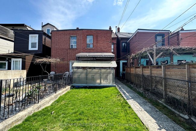 140 Lisgar St, House attached with 3 bedrooms, 2 bathrooms and null parking in Toronto ON | Image 25