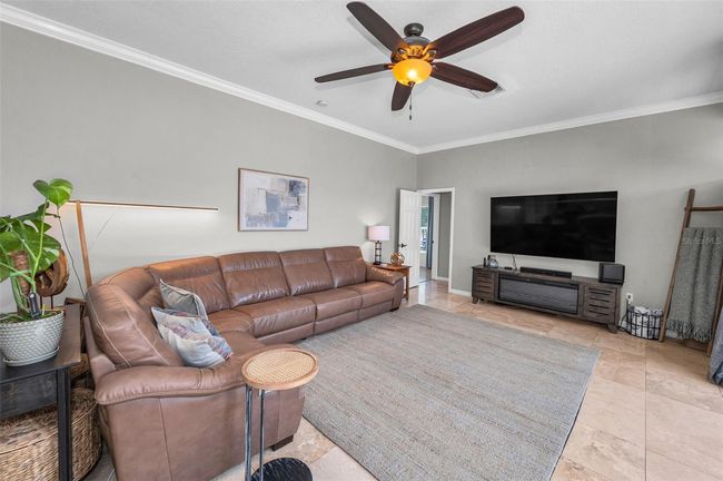 Spacious family room | Image 18