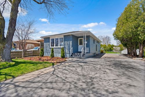 upper-8235 Paddock Trail Dr, Niagara Falls, ON, L2H1X1 | Card Image