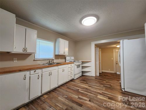 121 Willow Ln Nw, Concord, NC, 28025-4949 | Card Image