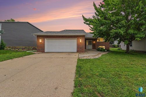 2504 S Groveland Ave, Sioux Falls, SD, 57110-5550 | Card Image