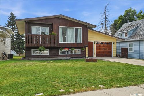 933 Montgomery St, House with 3 bedrooms, 2 bathrooms and 2 parking in Moose Jaw SK | Card Image