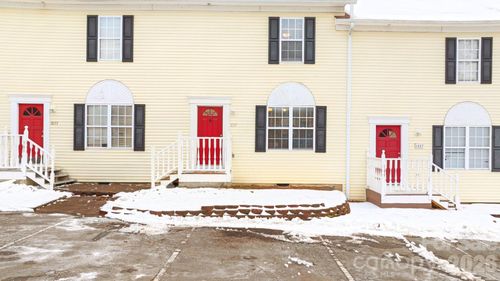 1055 19th St Ne, Hickory, NC, 28601-4313 | Card Image