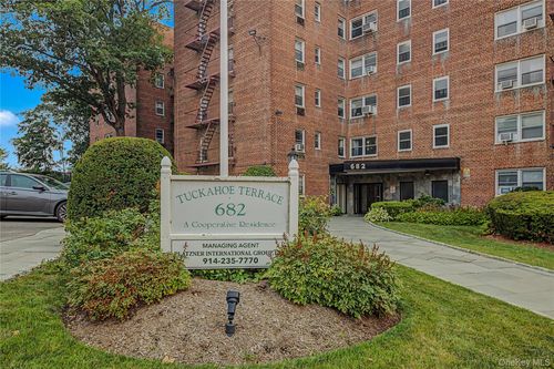 5k-682 Tuckahoe Rd, Yonkers, NY, 10710-5216 | Card Image