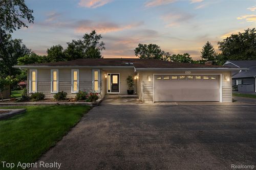 6654 Orion Rd, Rochester Hills, MI, 48306-4327 | Card Image