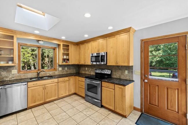 11 Walnut St, House other with 3 bedrooms, 3 bathrooms and 6 parking in Assonet MA | Image 9