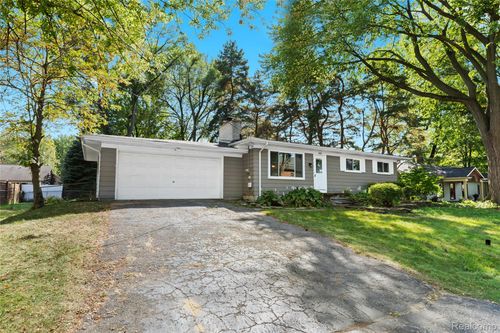 580 Colebrook Dr, Troy, MI, 48083-5109 | Card Image
