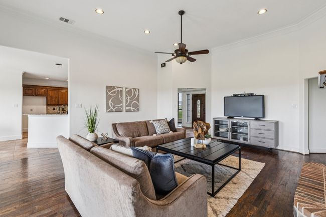 Here thanks to the open floor plan you can see through to the front door and also into the kitchen | Image 11