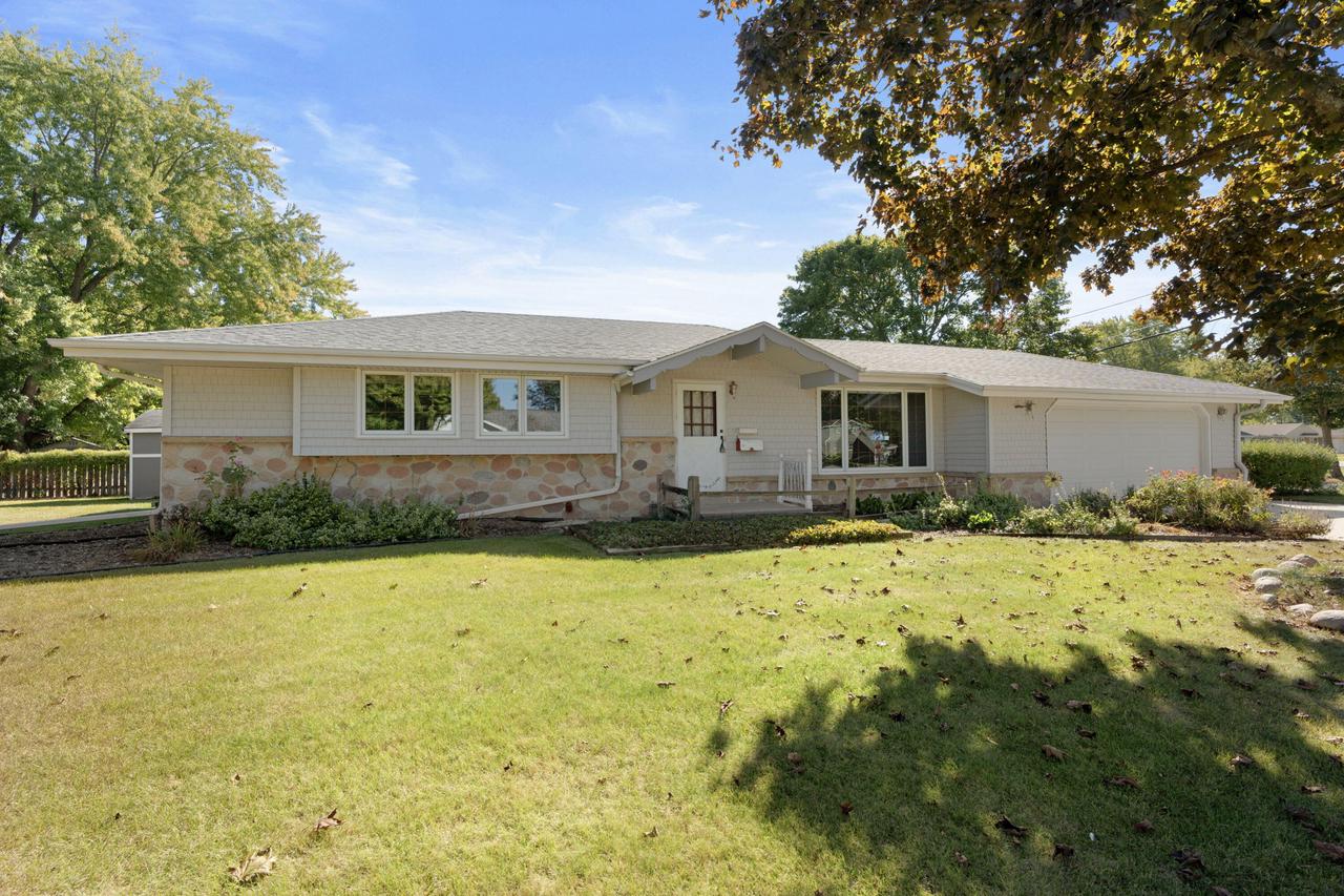 Alberta Ln, Glendale, WI 53217