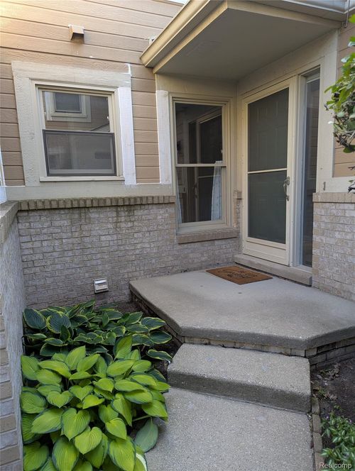 9327 Eastwind Dr, Livonia, MI, 48150-4520 | Card Image