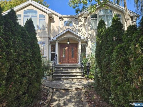 67 Anderson Ave, Bergenfield, NJ, 07621-2725 | Card Image