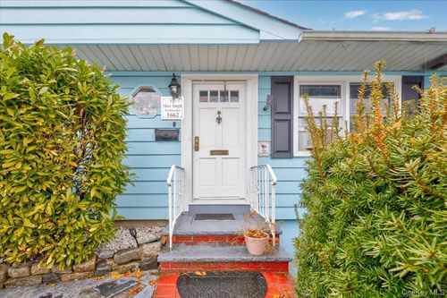 1662 Greenway Blvd, Valley Stream, NY, 11580-1244 | Card Image