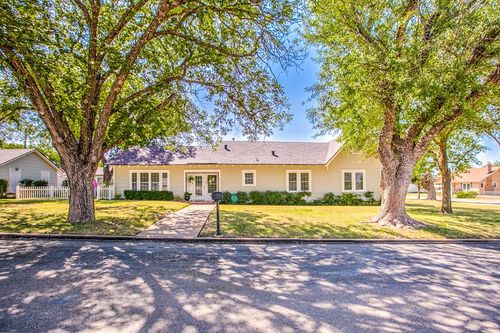 308 N 5th St, Ballinger, TX, 76821-4916 | Card Image