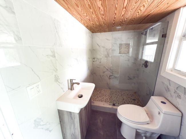 10W Bathroom | Image 36