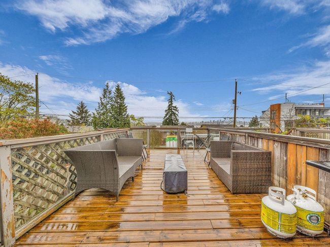 445 E 2 Nd Street, Home with 2 bedrooms, 1 bathrooms and 2 parking in North Vancouver BC | Image 18