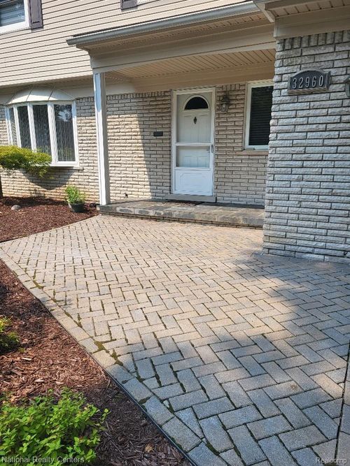 32960 Brier Ct, Livonia, MI, 48152-3210 | Card Image