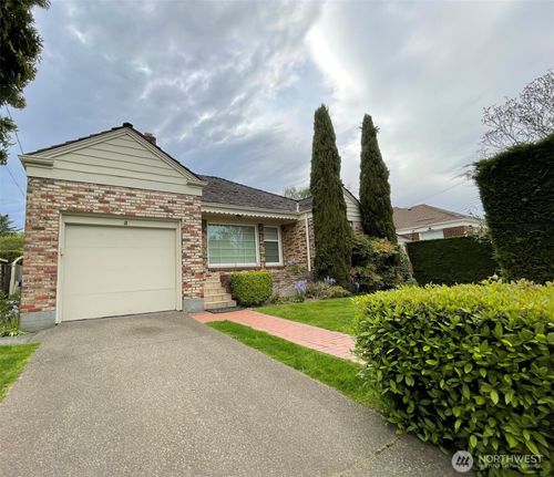 5025 47th Ave Ne, Seattle, WA, 98105-2922 | Card Image