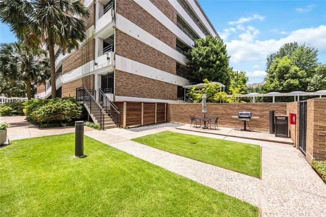 Resident services include 24-hour controlled access, onsite management, porter for packages, and full-service maintenance. | Image 31