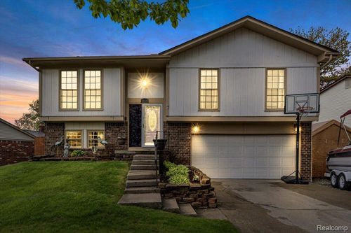 25436 Montebello Dr, Woodhaven, MI, 48183-4335 | Card Image