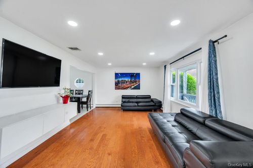 32 Beverly St, Islip, NY, 11751-1626 | Card Image