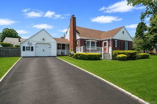 112 Lawrence Ave, Smithtown, NY, 11787-3613 | Card Image