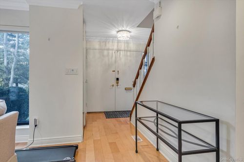 5 Fox Rdg, Roslyn, NY, 11576-2805 | Card Image