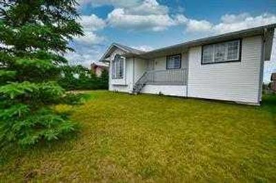 4535 46 St, House detached with 5 bedrooms, 3 bathrooms and 4 parking in Rycroft AB | Image 2