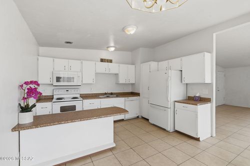 1105 E Garden Loop, Tucson, AZ, 85706 | Card Image