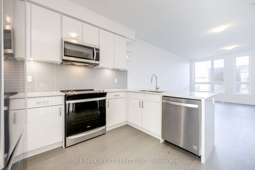 122 Green Gardens Blvd, North York, ON, M6A0E5 | Card Image