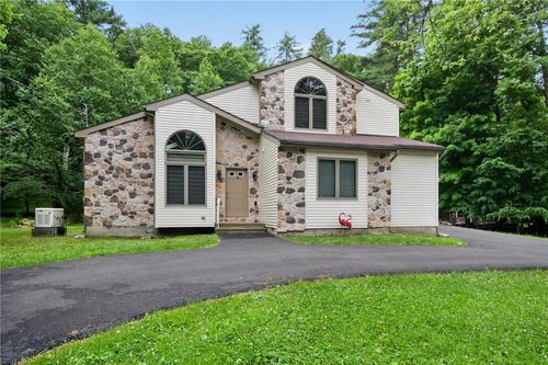 1119 Mink Ct, Bushkill, PA, 18324-8315 | Card Image