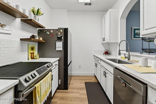 8106-7801 Point Meadows Dr, Jacksonville, FL, 32256-9133 | Card Image