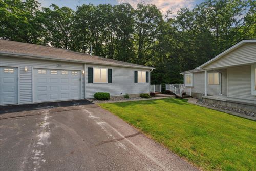 9422 Timber Ridge Dr, Grand Blanc, MI, 48439-7379 | Card Image