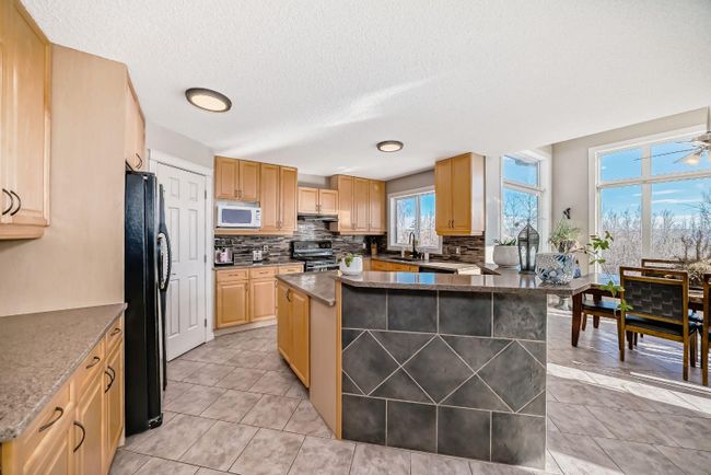 16 Valley Crest Gardens Nw, Home with 4 bedrooms, 3 bathrooms and 4 parking in Calgary AB | Image 7