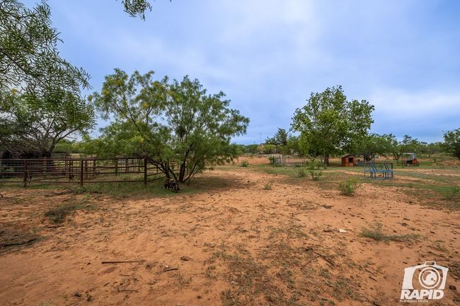 715 E Main St, House other with 3 bedrooms, 2 bathrooms and 2 parking in Bronte TX | Image 35